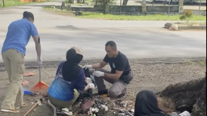 Bappeda Litbang Kaimana Laksanakan Aksi “Kaimana ASRI” di Kawasan Gedung Pertemuan Krooy